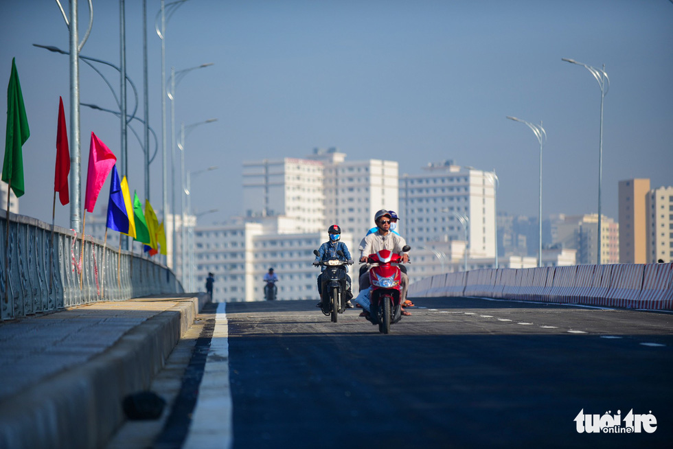 Motorcycles drive along the new bridge in Ho Chi Minh City, Vietnam, May 30, 2018. Photo: Tuoi Tre