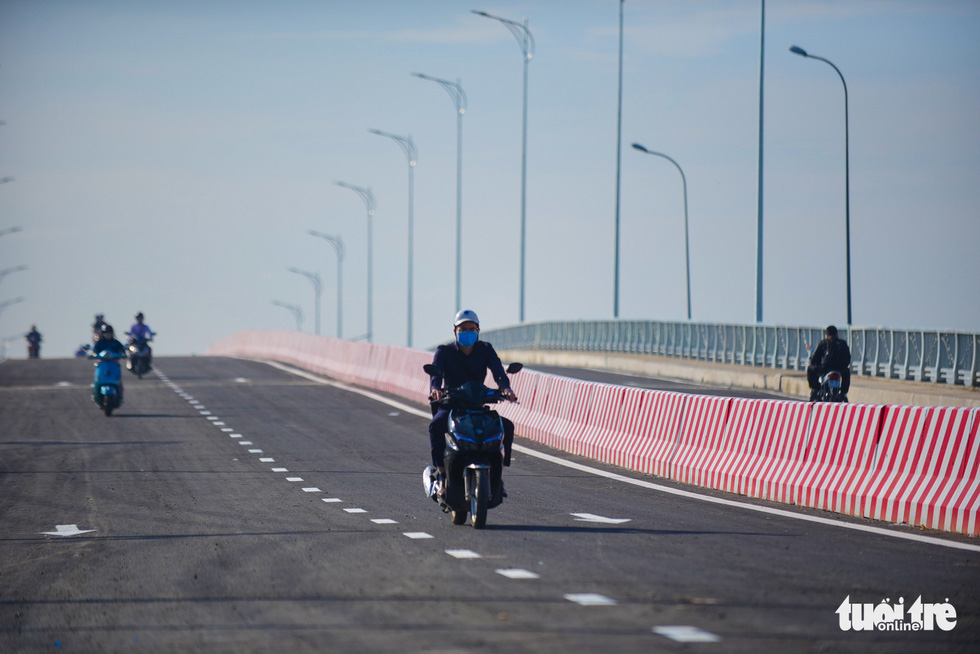Motorcycles run on the new bridge in Ho Chi Minh City, Vietnam, May 30, 2018. Photo: Tuoi Tre