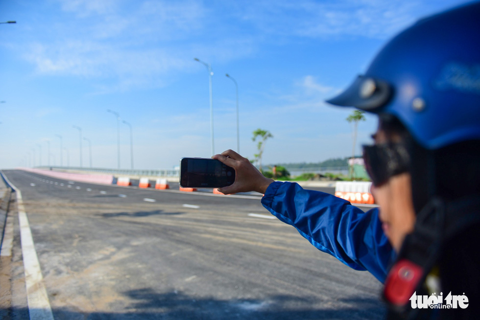 A man takes pictures on the new bridge in Ho Chi Minh City, Vietnam, May 30, 2018. Photo: Tuoi Tre