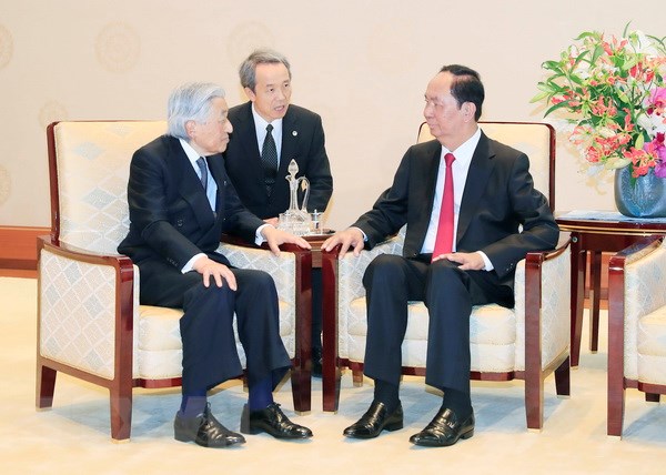 State President Tran Dai Quang (R) talks with Emperor Akihito in Tokyo. Photo: Vietnam News Agency