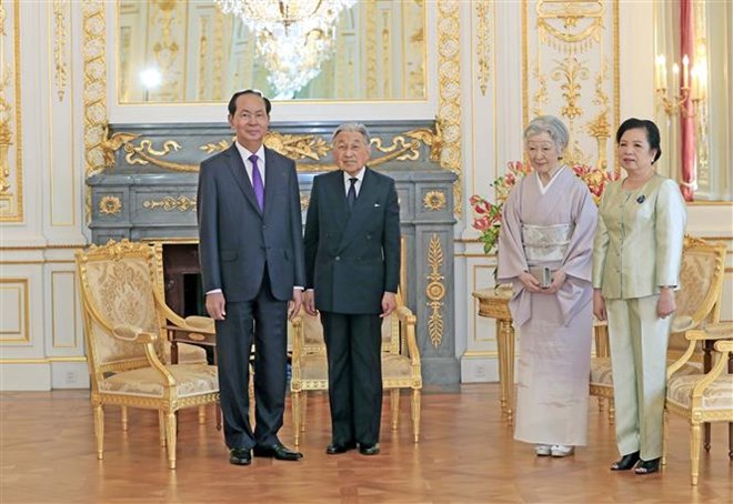 President Tran Dai Quang and his spouse have a warm farewell meeting with the Emperor and Empress before leaving Tokyo. Photo: Vietnam News Agency.