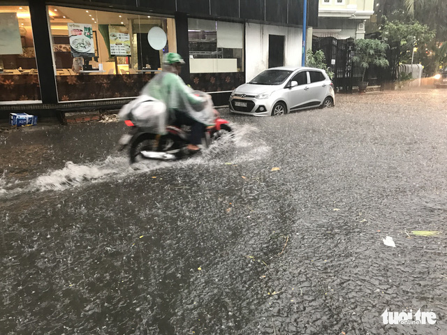Dong Nai Street is flooded due to the torrential rain.