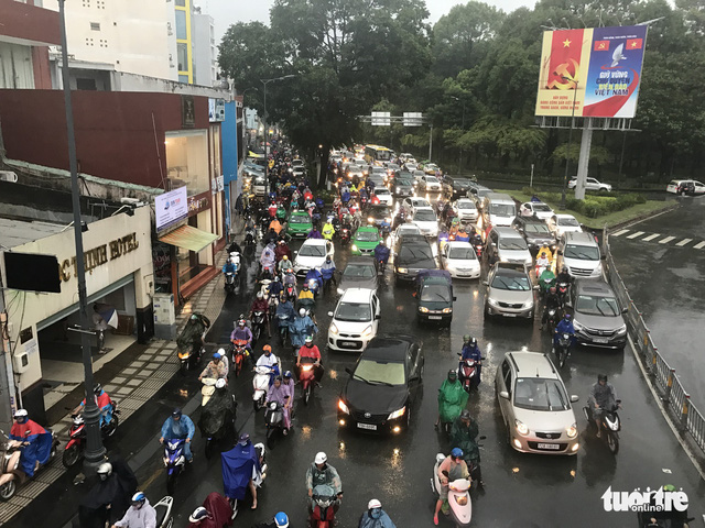 Congestion at the Lang Cha Ca Roundabout near Tan Son Nhat Airport