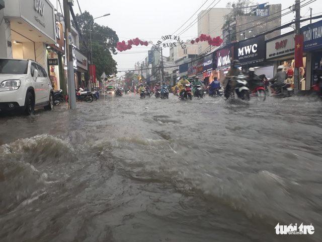 Vo Van Ngan Street in Thu Duc District is flooded.