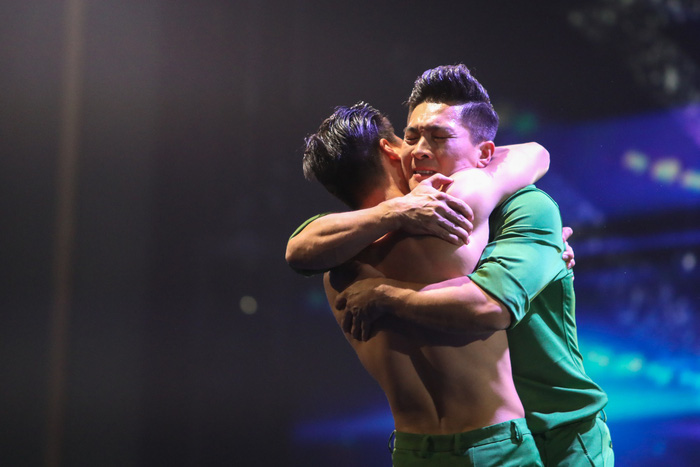 The Giang Brothers happily hug each other as they successfully complete their performance. Photo: Tuoi Tre