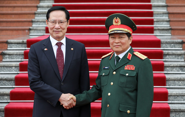 Song Young-moo (L) and Ngo Xuan Lich shake hands at the Ministry of Defense’s headquarters in Hanoi, Vietnam, June 4, 2018. Photo: Tuoi Tre