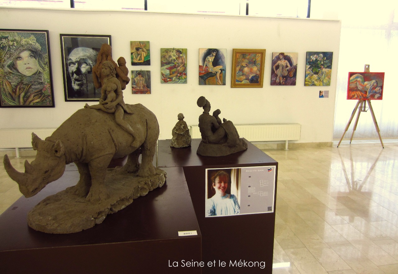 Paints and sculptures are seen at the “La Seine et le Mekong” exhibition in Ho Chi Minh City in this photo uploaded on the event organizer's website.