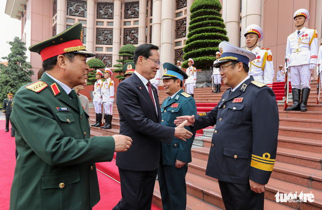 Song Young-moo (black suit) shakes hands with a Vietnamese official at the Ministry of Defense’s headquarters in Hanoi, Vietnam, June 4, 2018. Photo: Tuoi Tre