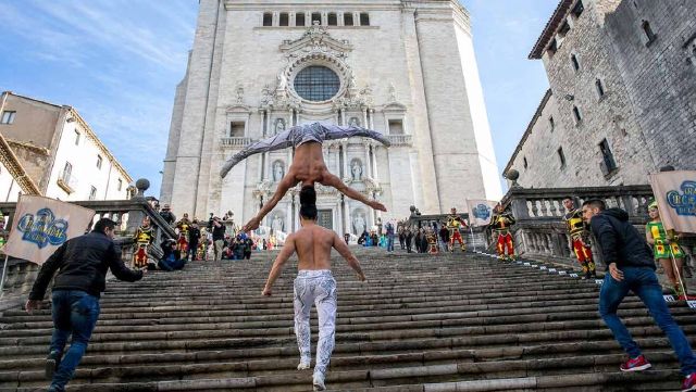 The Giang Brothers scales 90 stairs of the Cathedral of Girona in Spain with one sibling balanced atop the other using only head-to-head contact in December 2016. Photo: AFP
