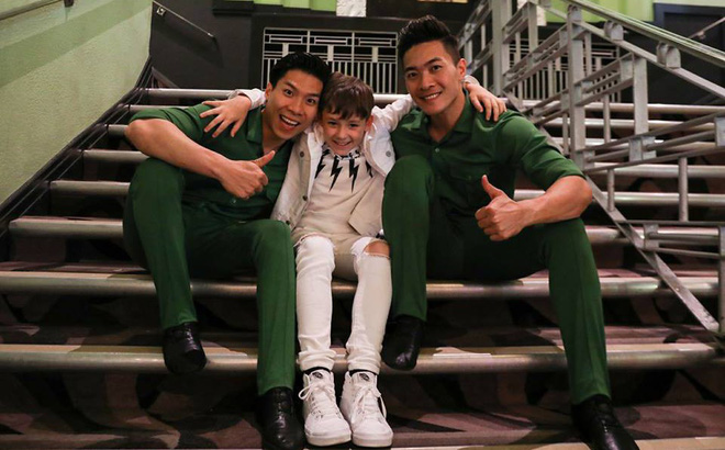 The Giang Brothers takes a photo with one of the other ten finalists at Britain’s Got Talent 2018. Photo: Tuoi Tre