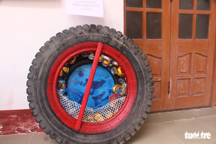 “Stop littering” by Nguyen Thi Trang features the Earth inside a tire, signifying that the former is being wrapped in plastic. Photo: Tuoi Tre