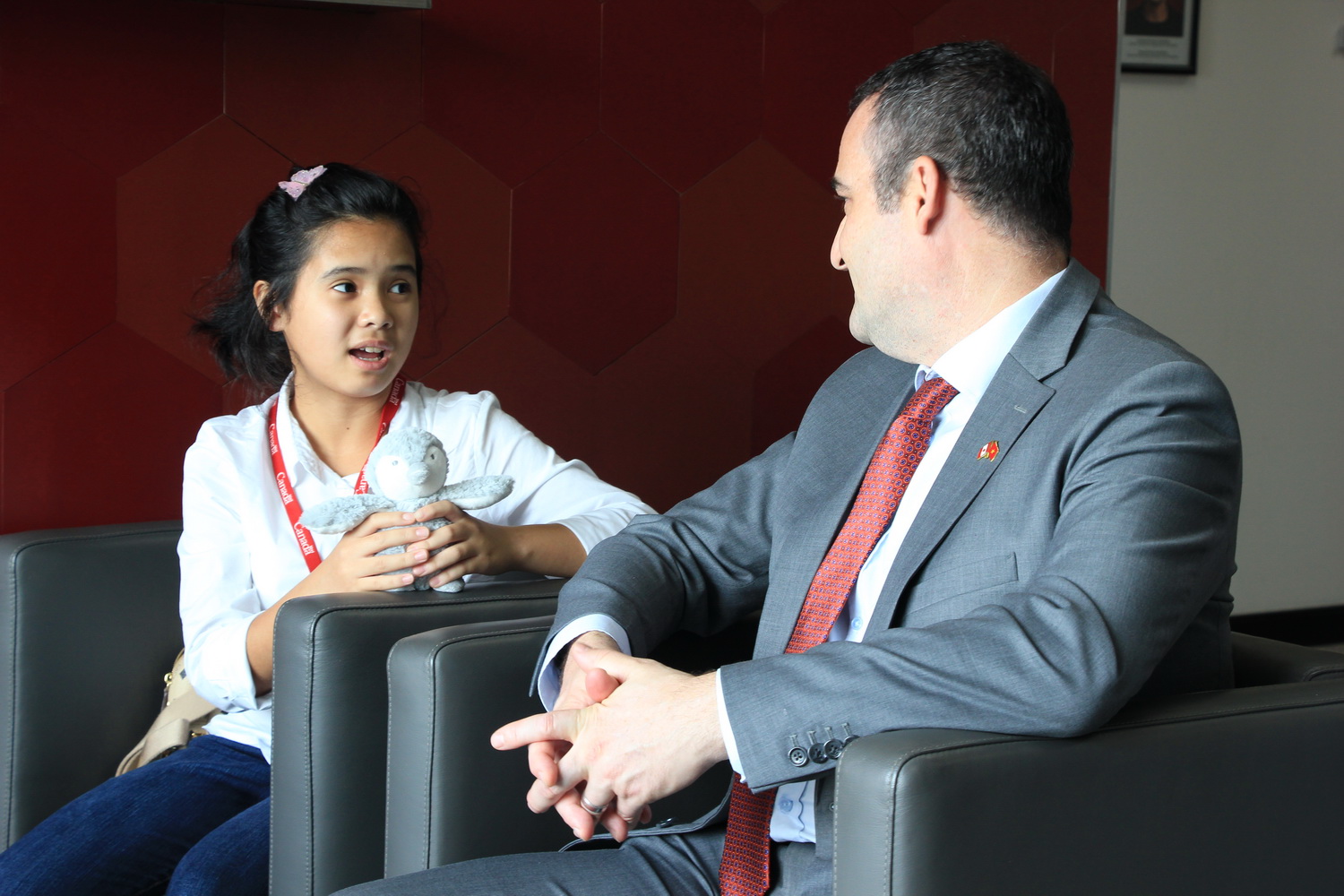 Ninth grader Pham Quynh Phuong talks to Canadian Consul General Kyle Nunas at the Consulate General of Canada in Ho Chi Minh City on June 7, 2018. Photo: Dong Nguyen/ Tuoi Tre News