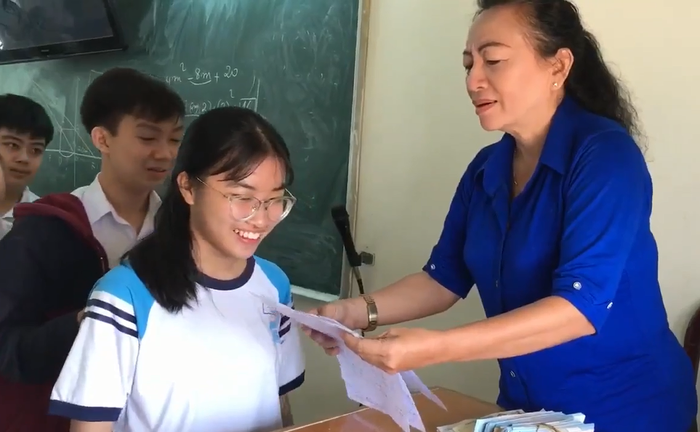 Teacher Huong looks at a student’s test paper in this photo captured from the uploaded video.