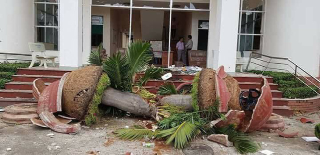 Plant pots are smashed to pieces at the headquarters of Binh Thuan Province’s Department of Planning and Investment. Photo: Tuoi Tre