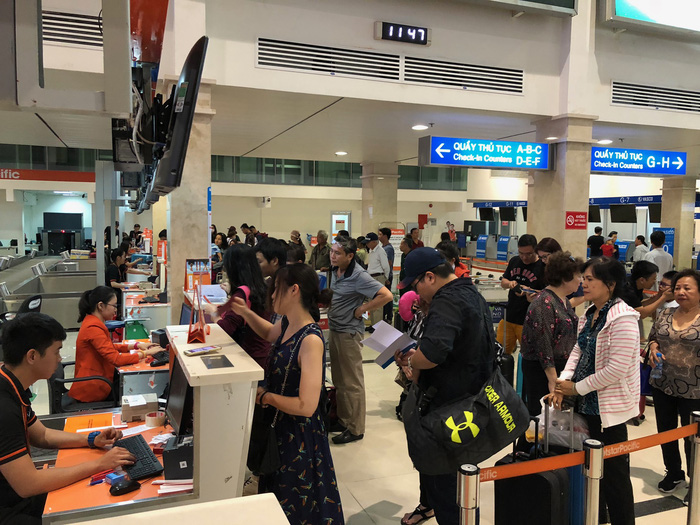 Passengers check in for their flights inside Tan Son Nhat International Airport in Ho Chi Minh City on June 10, 2018. Photo: Tuoi Tre