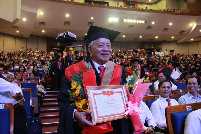 Le Phuoc Thiet poses for photos at a convocation in Da Nang, central Vietnam, on June 10, 2018. Photo: Tuoi Tre