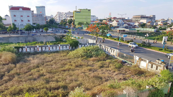 The 1,183 square meter land parcel on Hung Vuong Street in Tuy Hoa City. Photo: Tuoi Tre