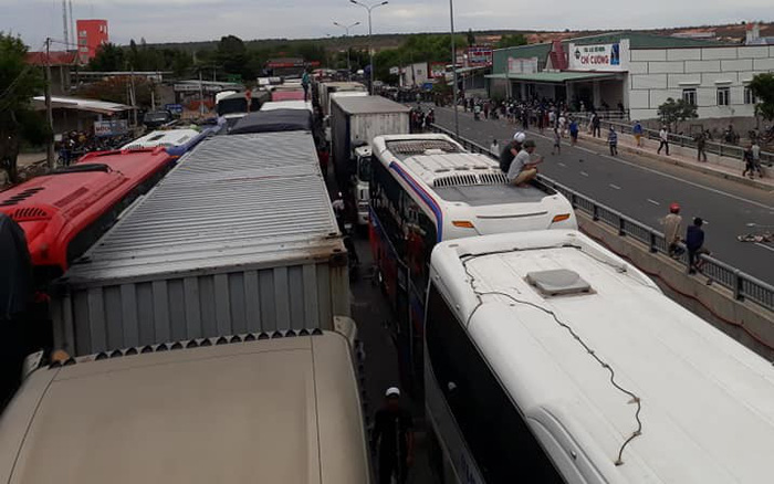 Vehicles are stuck in traffic congestion on the National Highway 1 in Binh Thuan Province as people take to the streets on June 10, 2018 to object land policies in Vietnam’s new economic zones. Photo: Tuoi Tre