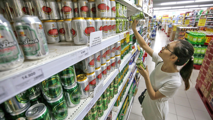 A consumer picks up a can of beer at a supermarket in Ho Chi Minh City. Photo: Tuoi Tre