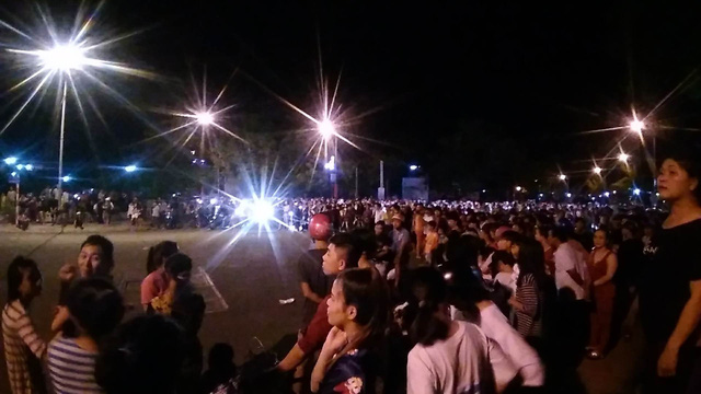 Thousands gather outside the headquarters of the People’s Committee of Binh Thuan Province in south-central Vietnam on the evening of June 11, 2018. Photo: Tuoi Tre