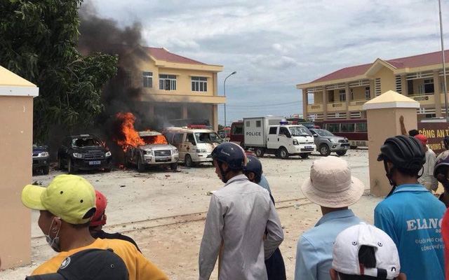 Vehicles parked inside a fire station in Phan Thiet City, Binh Thuan Province in south-central Vietnam are set ablaze on June 11, 2018. Photo: Tuoi Tre