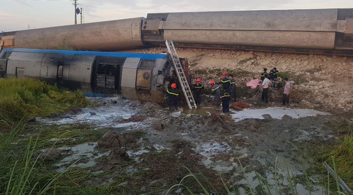 The scene of a train-truck collision is seen in Thanh Hoa, Vietnam, May 24, 2018. Photo: Tuoi Tre