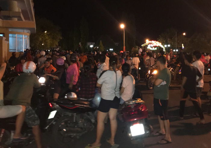 A crowd gathers outside the headquarters of the administration of Binh Thuan Province in south-central Vietnam on the evening of June 10, 2018. Photo: Tuoi Tre