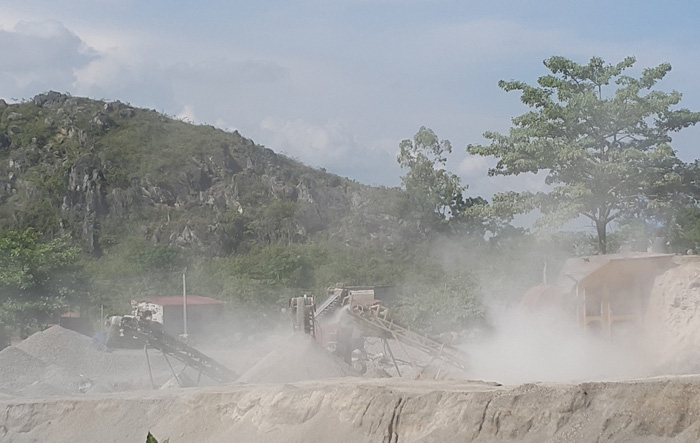 Dust shrouds a quarry in Thanh Hoa, northern Vietnam. Photo: Tuoi Tre