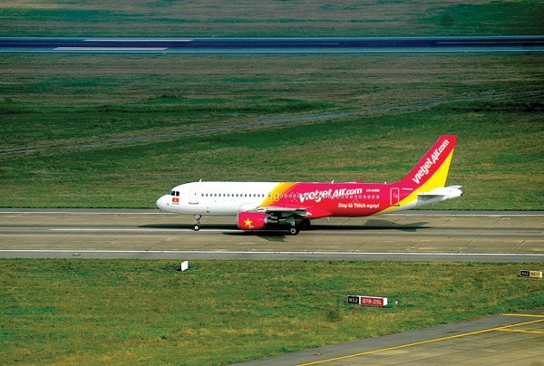 A view of the runway at 25R/07L at Tan Son Nhat Airport.