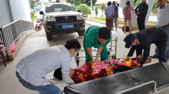 A victim is placed on a stretcher at a hospital in Kom Tum Province, Vietnam. Photo: Tuoi Tre