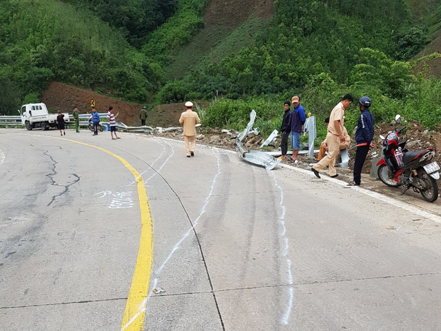 Police work at the scene of the accident on June 16, 2018 in Kom Tum Province, Vietnam. Photo: Tuoi Tre