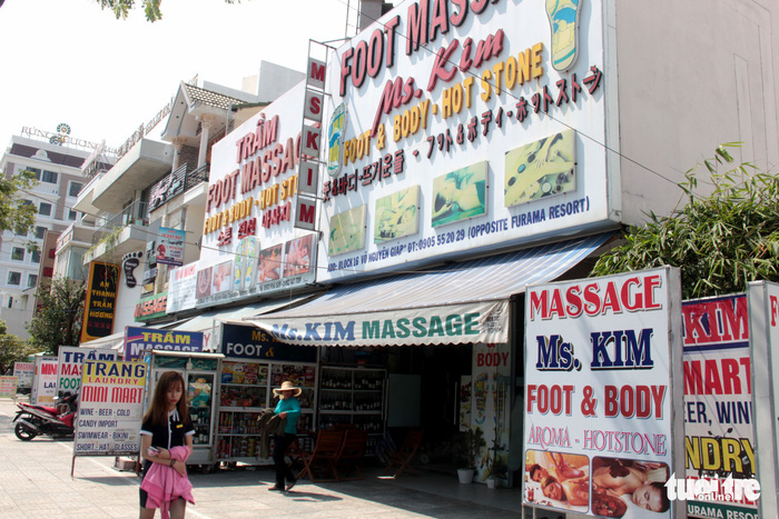 Several beauty spas for foreign tourists on Vo Nguyen Giap Street, Da Nang. Photo: Tuoi Tre