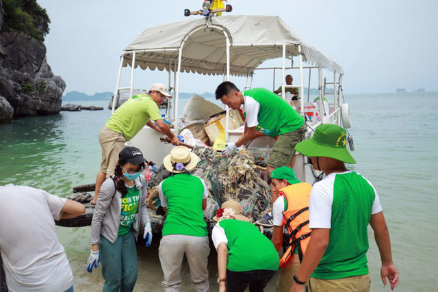 The trash is loaded on a boat to be brought to the mainland. Photo: Tuoi Tre