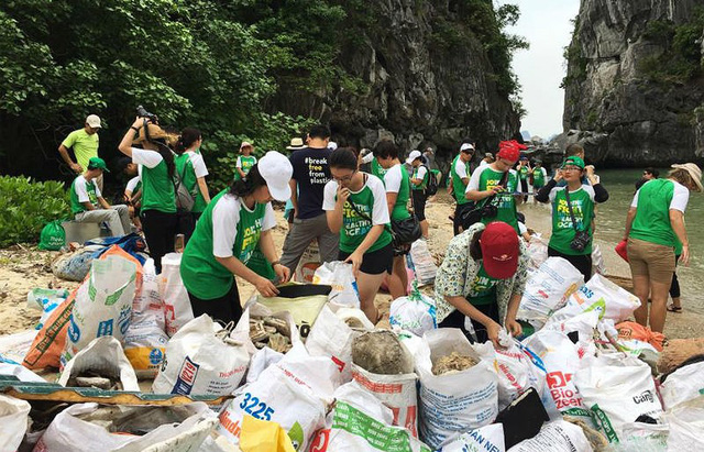 Volunteers collect garbage in Ha Long Bay. Photo: Tuoi Tre
