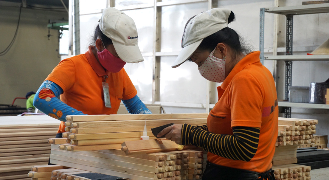 Two workers works at a Vietnamese wooden-product factory. Photo: Tuoi Tre