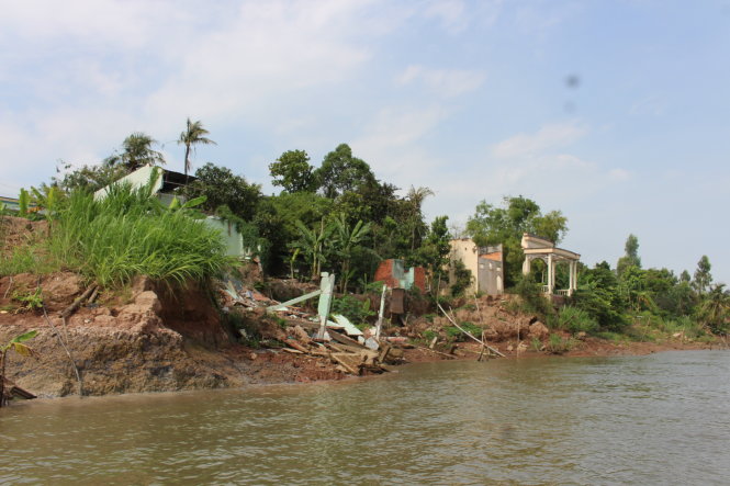 A house has collapsed near a river sand extraction in Dong Thap Province, Vietnam. Photo: Tuoi Tre
