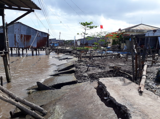 Concrete slabs fall apart due to erosion at the Vam Xoay Estuary in Ca Mau Province, Vietnam. Photo: Tuoi Tre