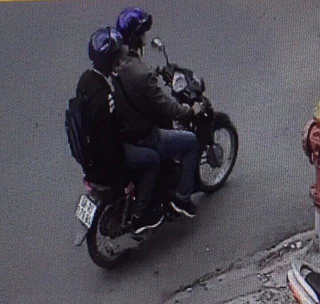 The two suspects are captured by security camera. Photo: Tuoi Tre