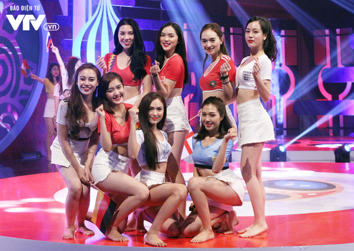 Girls in revealing outfits appear on “Nong cung World Cup.” Photo: Tuoi Tre