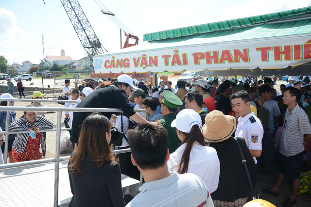 Passengers board the inaugural trip of the new Phan Thiet-Phu Quy speedboat in Binh Thuan, south-central Vietnam, on June 21, 2018. Photo: Tuoi Tre