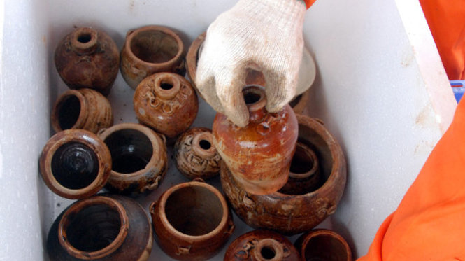 Pots from an age-old ship found in Quang Ngai Province, Vietnam, July 2017, are put in a box. Photo: Tuoi Tre