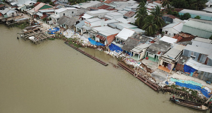 Houses along a riverbank in Can Tho City are sunk in a landslide in May 2018. Photo: Tuoi Tre