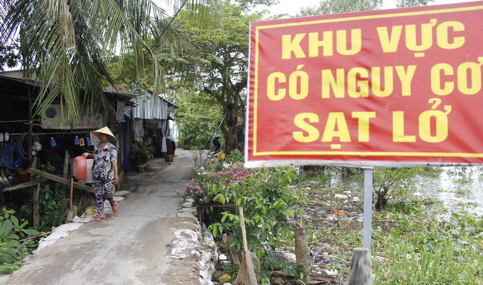 A public sign in Vinh Long Province warning residents of landslide risks. Photo: Tuoi Tre