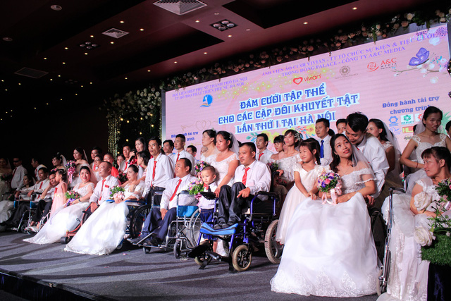 The mass wedding party for 39 disabled couples. Photo: Tuoi Tre