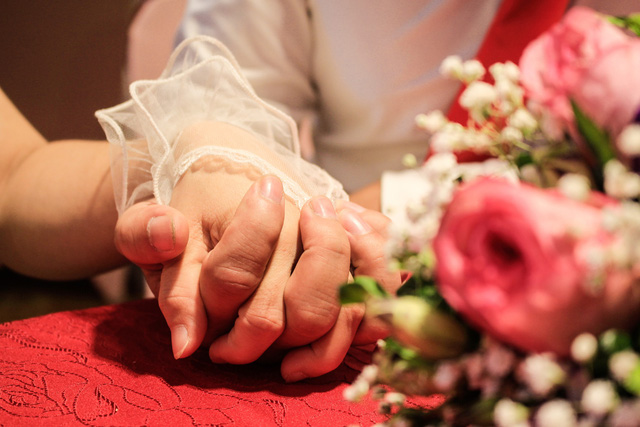 A couples holds each other’s hands at the special occasion. Photo: Tuoi Tre