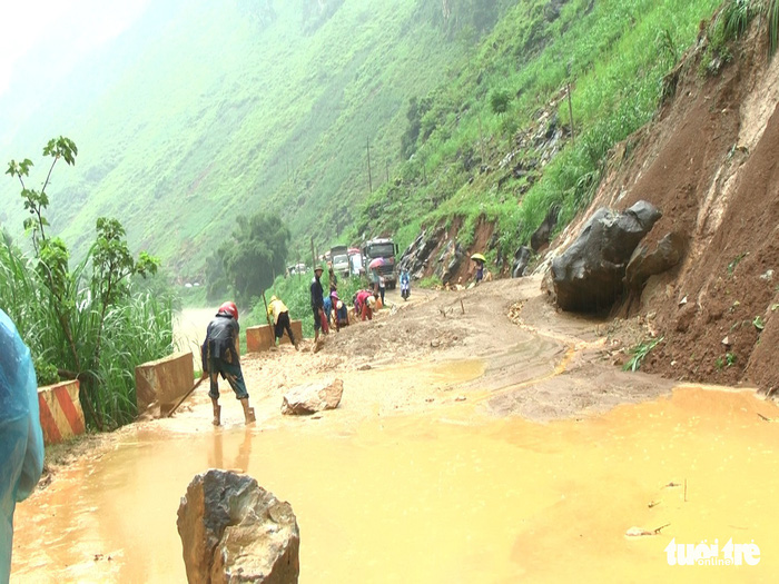 A mudslide blocks traffic in Lai Chau Province.