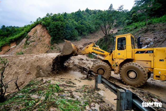 An excavator removes mud and rocks from a road in Lai Chau. Photo: Tuoi Tre