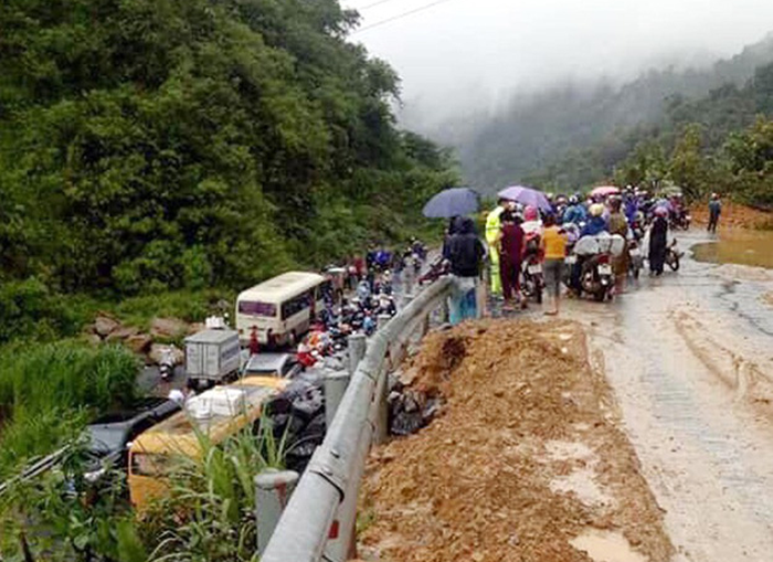 Congestion occurs as a major route in Ha Giang Province is affected by mudslides on June 25, 2018. Photo: Tuoi Tre