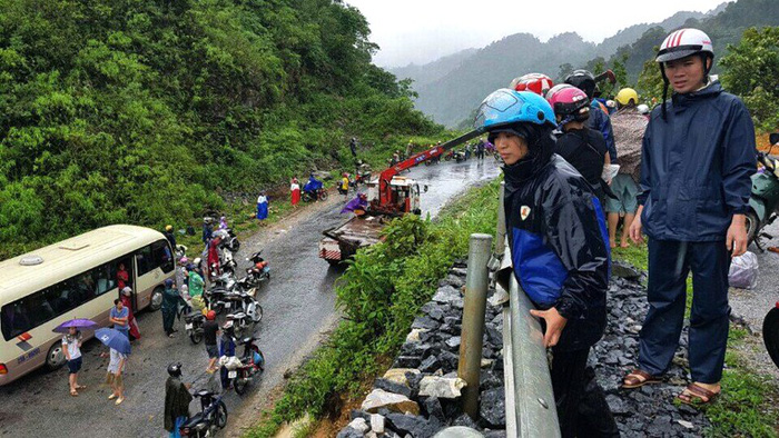 Travelers wait for the road to be cleared in Ha Giang Province. Photo: Tuoi Tre