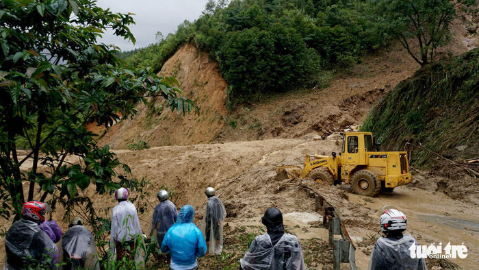 Authorities deal with landslides along National Highway 4C connecting Lai Chau and Lao Cai Provinces. Photo: Tuoi Tre